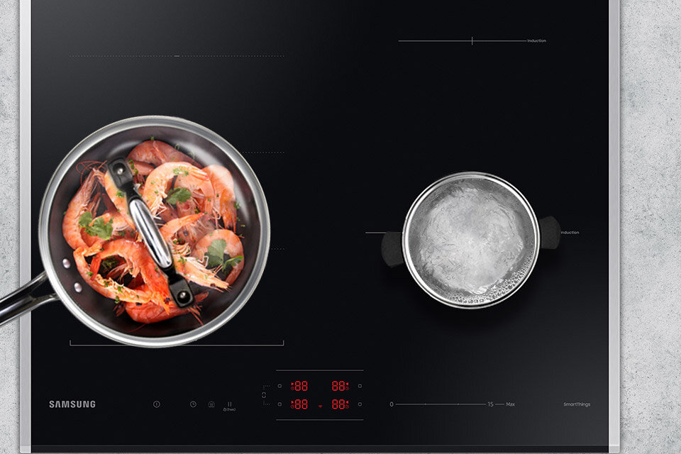 Naczynia ustawione na kuchence ilustrują funkcję podtrzymywania ciepła potraw