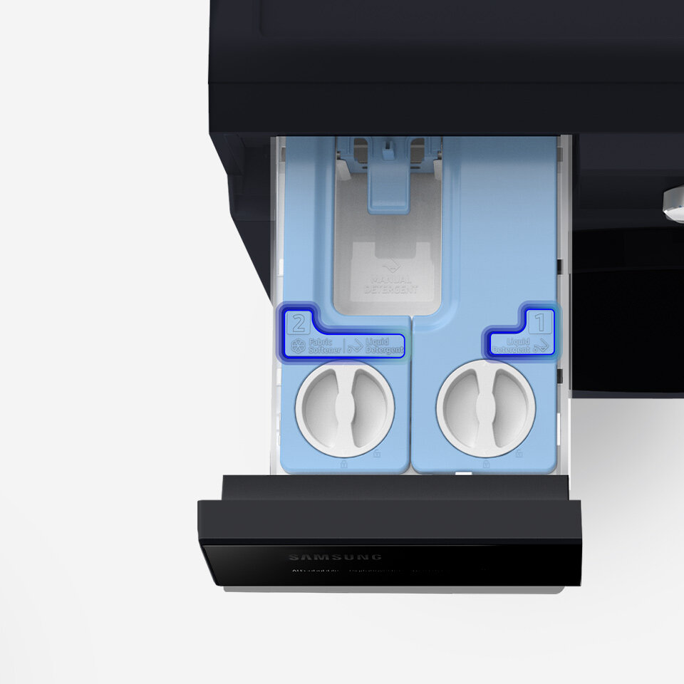 Dwa zdjęcia szuflady na detergenty wykonanej w technologii Stay Clean pokazuje wygodę zastosowanego w pralce Samsung automatycznego dozownika środków do prania