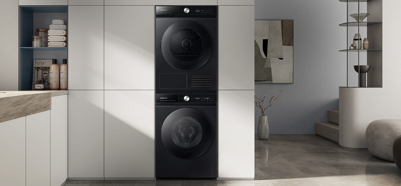 Zdjęcie pralki i suszarki Bespoke umieszczonych w pionie pokazuje wygodę i elastyczność wykorzystania urządzeń Samsung w przestrzeni mieszkalnej