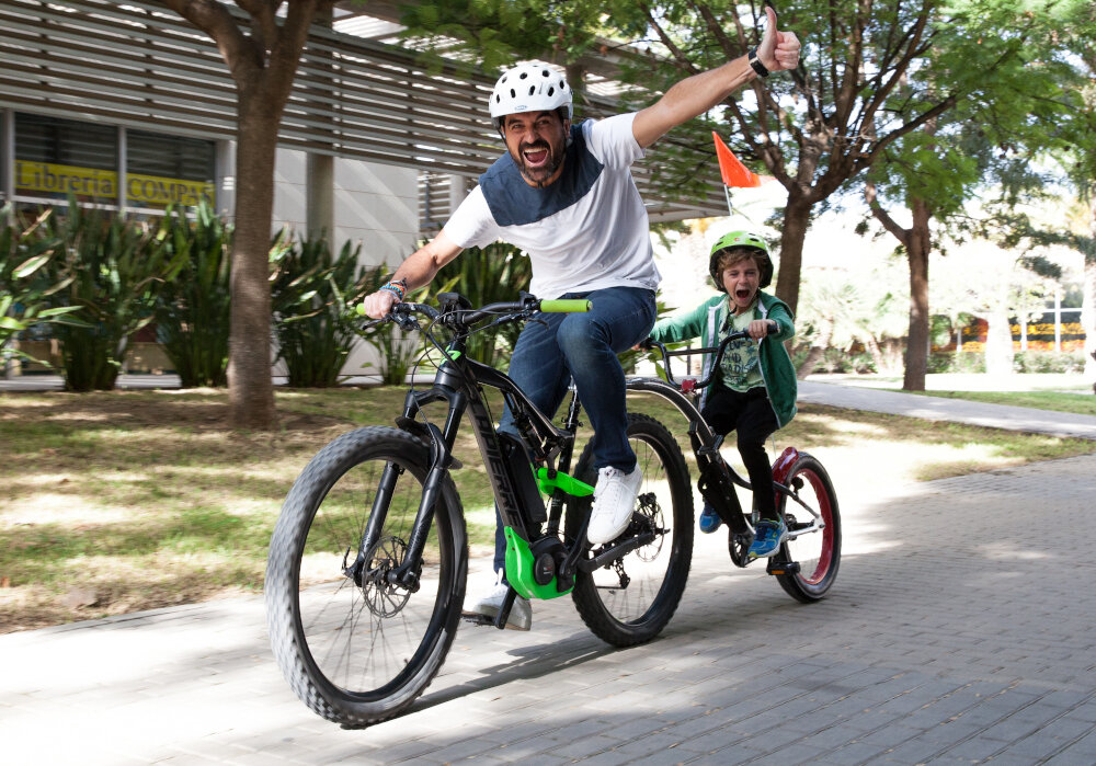 Przyczepka rowerowa WEERIDE Co-Pilot Różowy dla dzieci w wieku od 4 do 9 lat do rowerow z kolami o wielkosci 26 27,5 28 29 cali kolo ma rozmia 20 cali