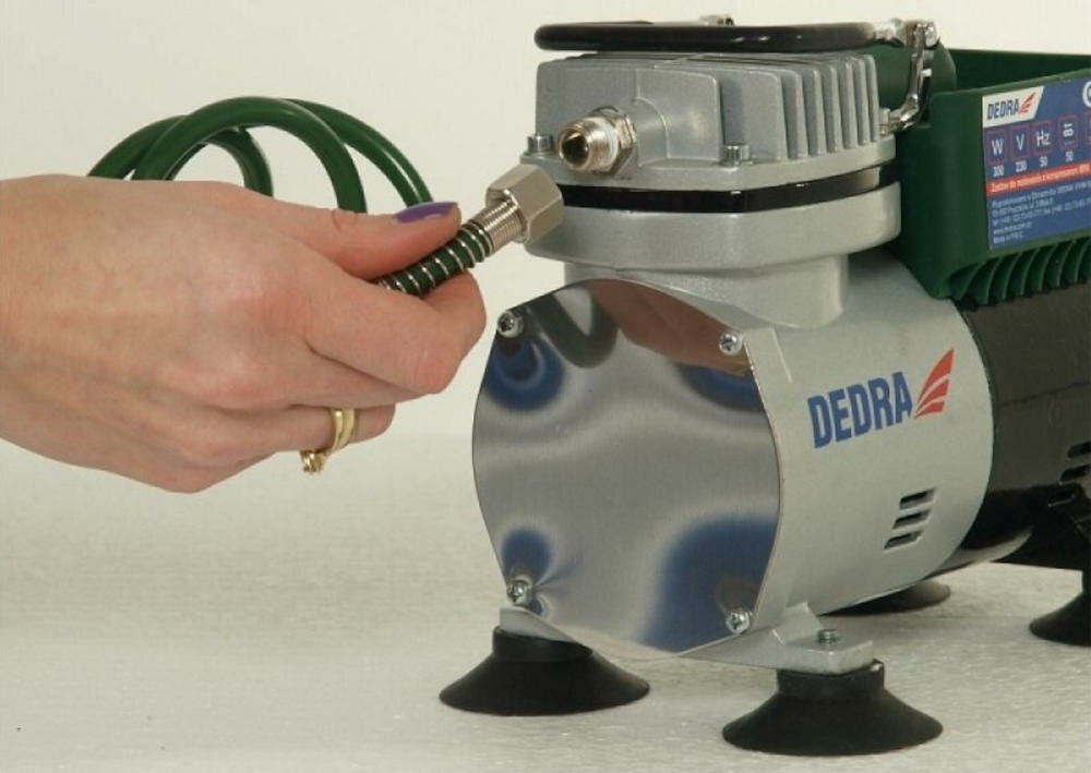 DEDRA-DED7470 zestaw malowanie precyzyjne aerografia mini kompresor wyłącznik ciśnieniowy komfortowa cicha praca warunki domowe oszczędność energia dolny zbiornik dysza