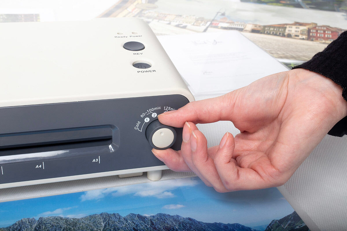 Laminator OPUS uniLAM A3 Szerokość laminacji 325 mm, Nagrzewanie 3 min Regulowana temperatura za pomocą pokrętła cold 70-100 mic 125 mic 175 mic