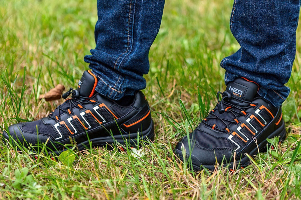 Półbuty robocze NEO 82-711 rozmiar 40 osoba stoi na trawie buty widoczne od przodu pod skosem bezpieczeństwo w pracy ochrona stóp wysoka jakość wygodne stabilne
