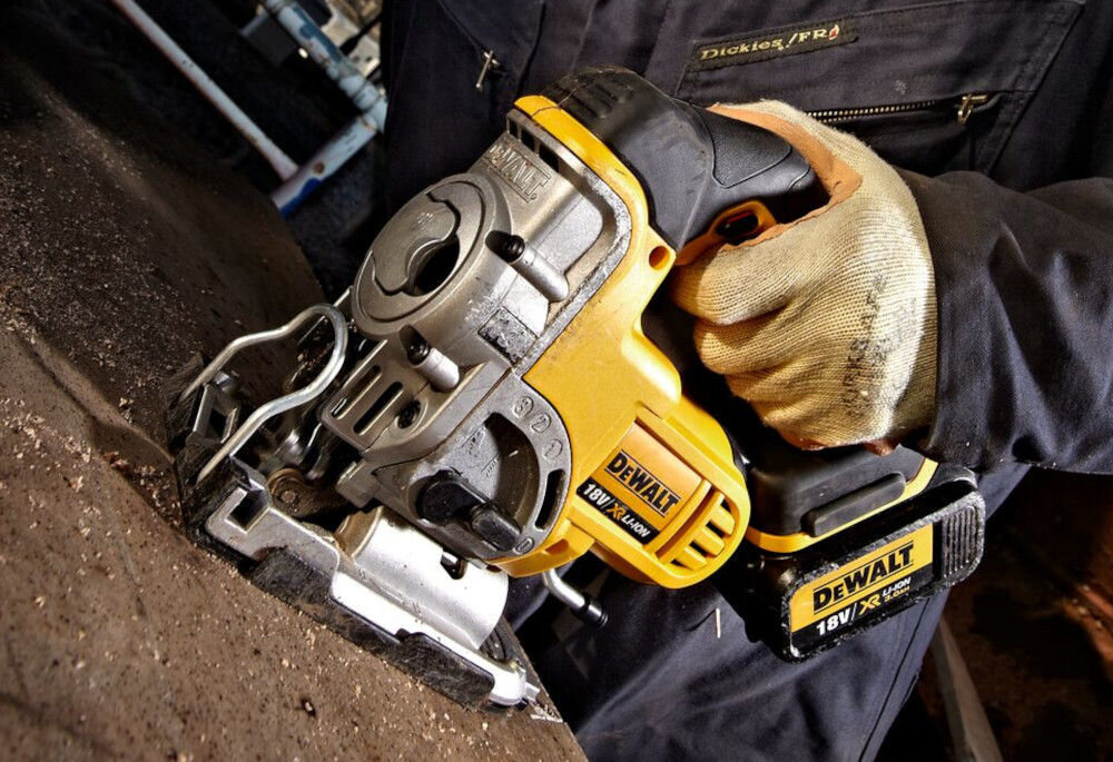 Zestaw elektronarzędzi DEWALT DCK853P4 akumulatorowa szlifierka kątowa DCG405 napędzana silnikiem bezszczotkowym do szlifowania i cięcia materiałów metalowych i kamiennych bez użycia wody sprzęgło elektronicznie zmniejsza odrzut