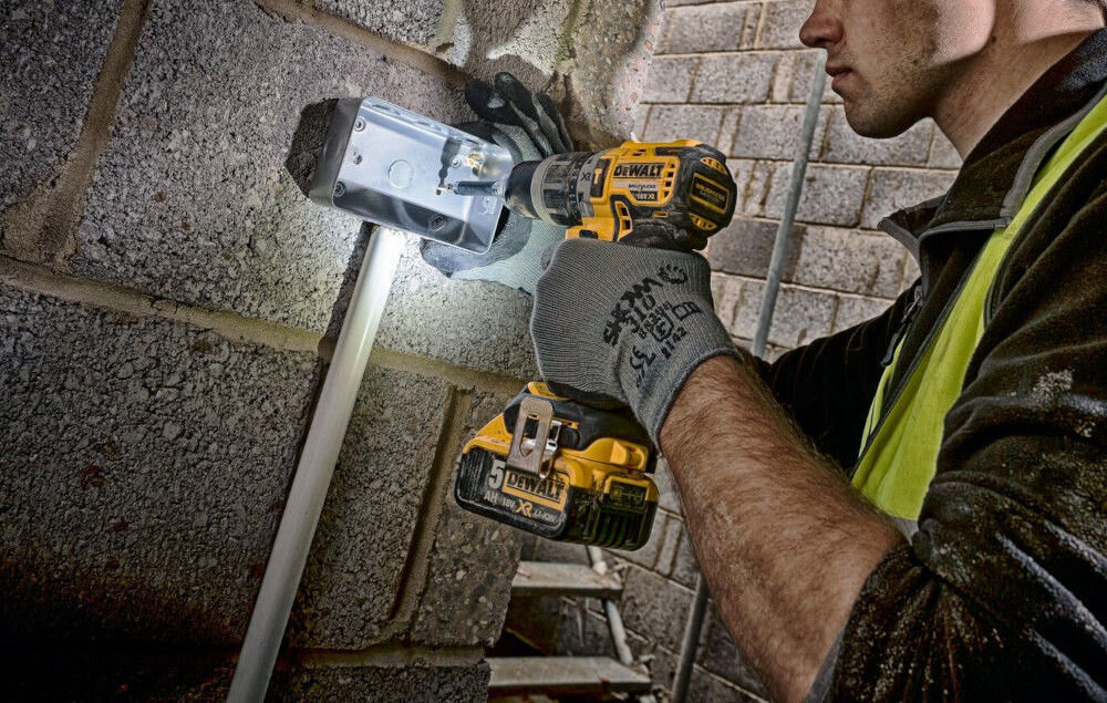 Zestaw elektronarzędzi DEWALT DCK853P4 złożony system regulacji momentu obrotowego 11 pozycji system oświetlenia LED specjalistyczny ergonomiczny uchwyt stalowy zaczep do paska