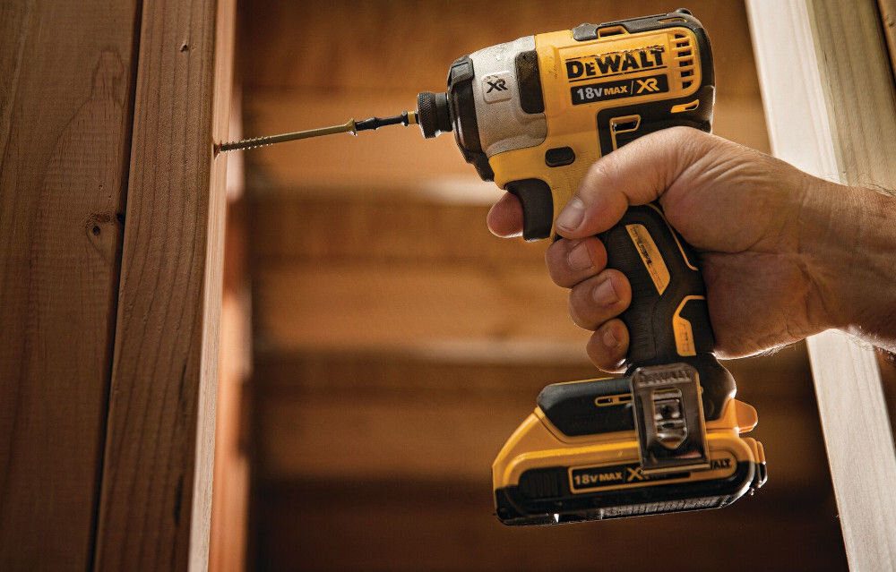 Zestaw elektronarzędzi DEWALT DCK853P4 zakrętarka udarowa DCF887 mocno zwarta konstrukcja