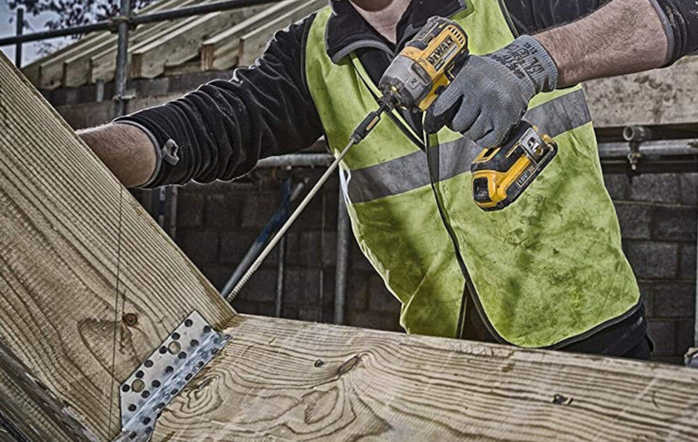 Zestaw elektronarzędzi DEWALT DCK853P4 trzy biegi częstotliwość udaru do 3800 ud/min maksymalny moment obrotowy do 205 Nm pierścień świetlny LED sześciokątny uchwyt bitowy 6,35 mm
