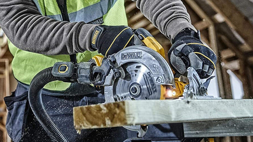 Zestaw elektronarzędzi DEWALT DCK853P4 pilarka DCS570 innowacyjny mechanizm wykonania precyzyjnych cięć wgłębnych w drewnie do 64 mm cięcie pod kątem 45 stopni do 48 mm pod kątem 90 stopni do 64 mm