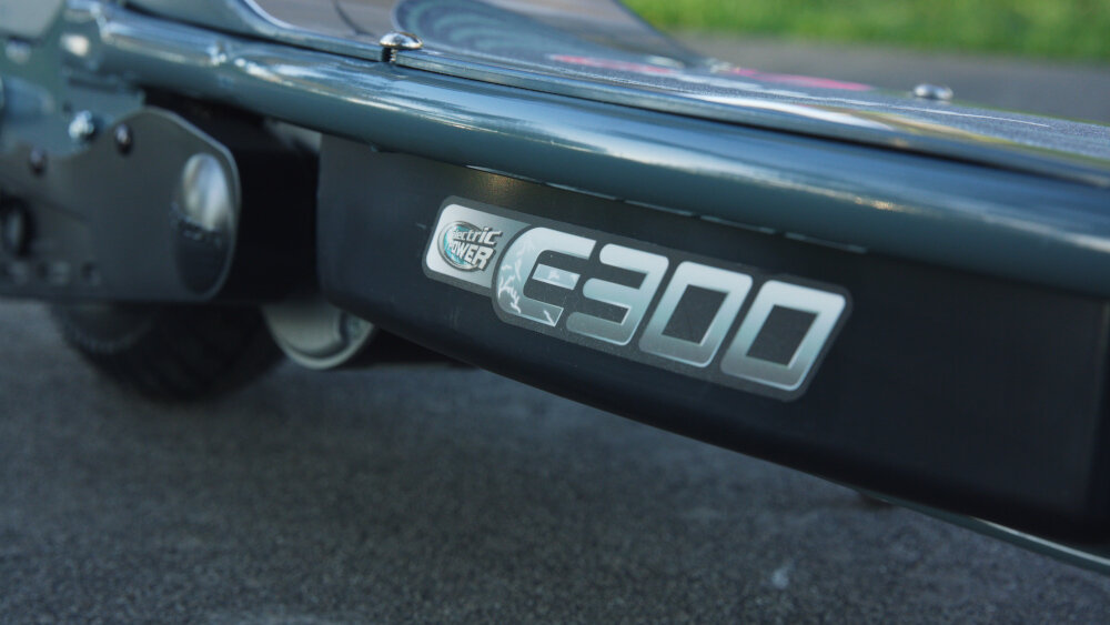Hulajnoga elektryczna RAZOR E300 Szary uruchomienie hulajnogi po odepchnieciu sie noga osiagniecie 5 km/h dziecko nie bedzie narazone na szarpniecie bezpieczna zabawa
