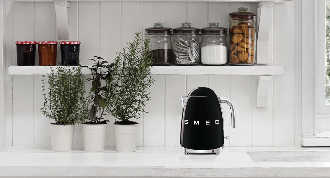 Czajnik SMEG KLF03RDEU Czerwony Wygodne rozwiązania użytkowanie Podstawa obrotowa 360° system Soft Opening otwieranie pokrywy jednym dotknięciem schowek na przewód