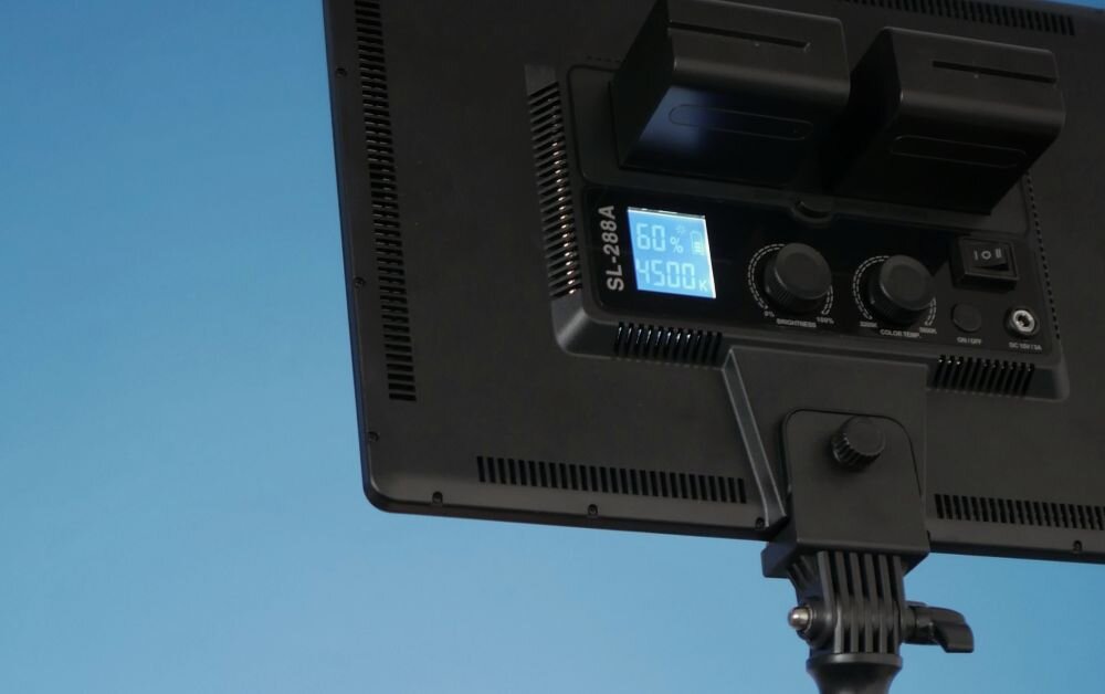 Lampa LED NEWELL Air 1100 barwa jasność zasilanie bateria montaż aparat zdjęcia filmy obsługa regulacja waga led wymiary 