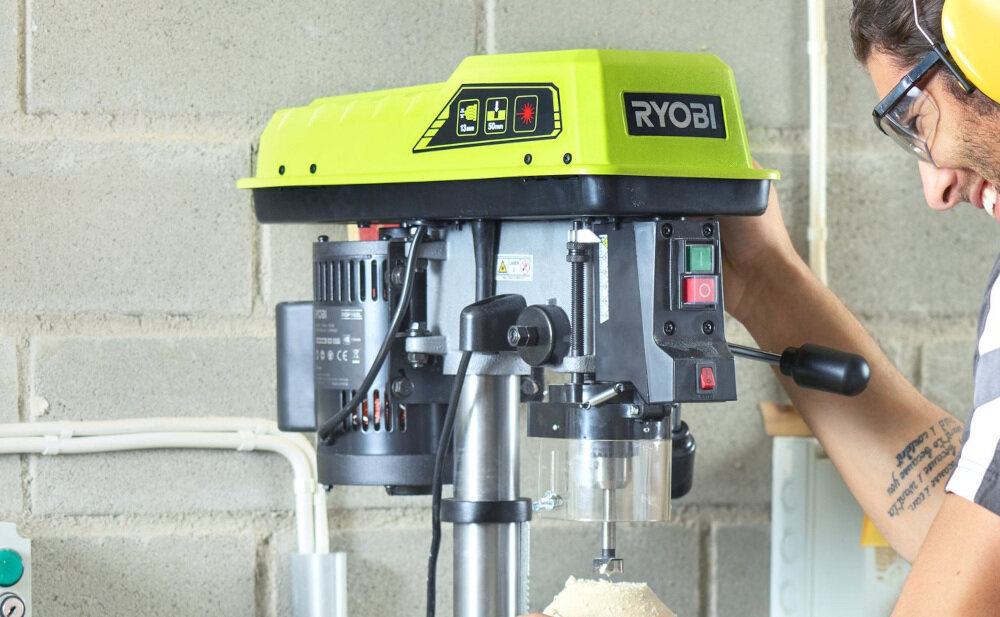 RYOBI RDP102L колонна дриль додаткове обладнання Інструкція з експлуатації польською мовою Гарантійний талон Тримач свердла Шестигранний та безпечний ключ Ключ у тримачі додаткова безпека