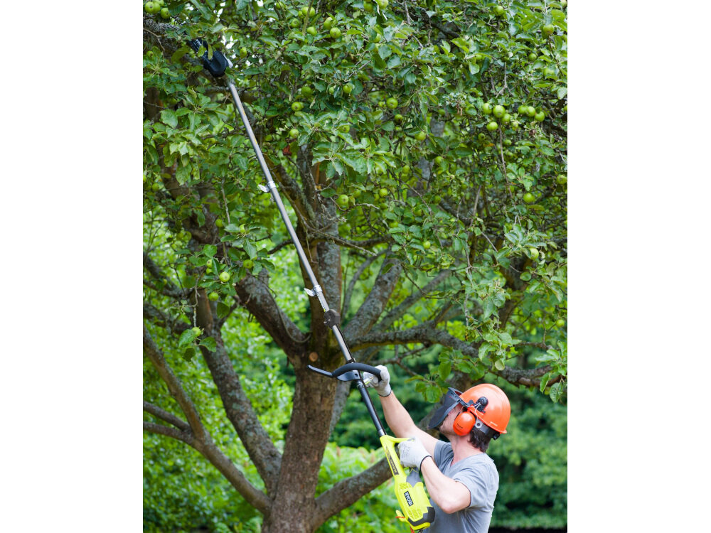 Piła elektryczna RYOBI RXPR01 funkcjonalna do cięcia i podcinannia gałęzi z koron drzew może być zasilana przez silnik elektryczny lub spalinowy waga 2,2 kg wysokiej jakości sprzęt ogrodniczy