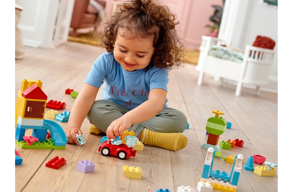 LEGO Duplo Pudełko z klockami Deluxe 10914 prawidłowy rozwój dziecka pobudza wyobraźnie wzmacnia koncentracje