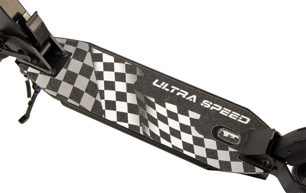 Hulajnoga ENERO Ultra Speed Czarny szeroki podest jezdny powloka antyposlizgowa wymiary 46 x 36 x 13,5 cm dla dzieci o wadze od 35 do 100 kg