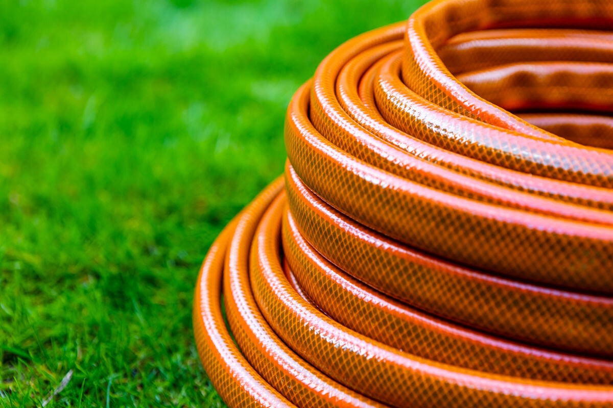 Wąż ogrodowy NEO Economic 3/4 50 m 15-805, wymiary, średnica, pvc, materiał, w tle trawnik i zbliżenie częściowe na szpulę węża