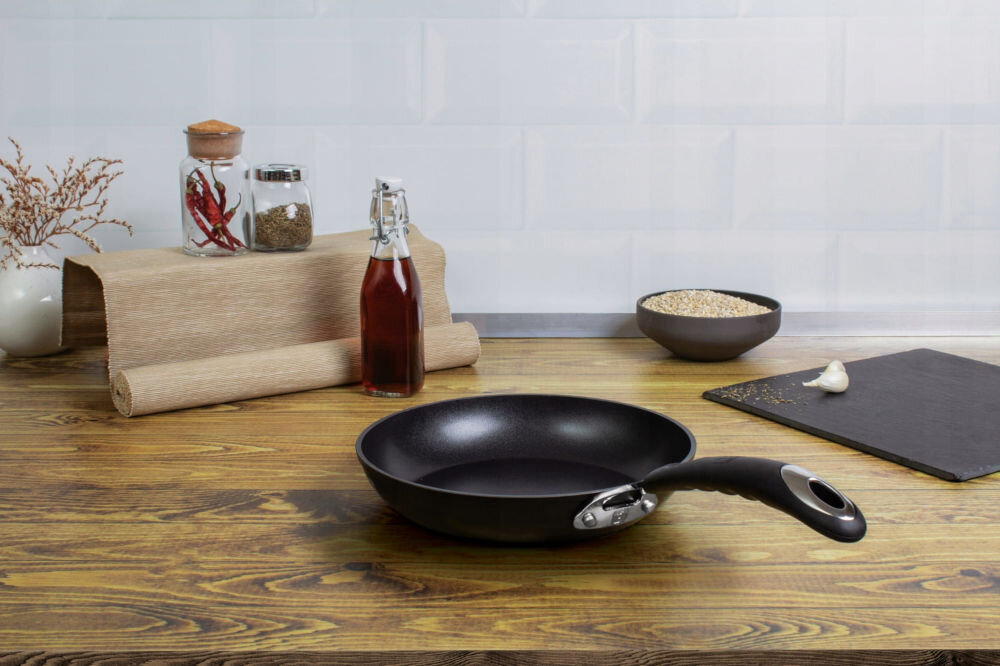 Patelnia BERLINGER HAUS Black Professional Line BH/6118 30 cm patelnia na blacie rączka metal silikon czarna deska przyprawy