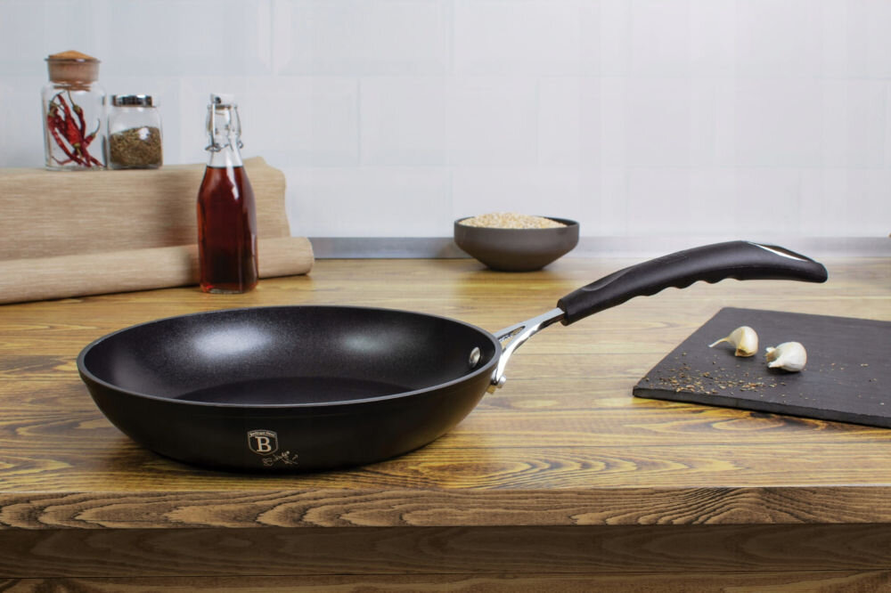 Patelnia BERLINGER HAUS Black Professional Line BH/6118 30 cm patelnia na blacie rączka metal silikon czarna deska przyprawy logo na patelni system Turbo Induction szybkie nagrzewanie oszczędność do 35 % energii dno patelni efektywne rozprowadzanie ciepła równomierne smażenie możliwość użytkowania na wszystkich rodzajach kuchenek gazowe elektryczne ceramiczne halogenowe indukcyjne wszechstronne narzędzie   