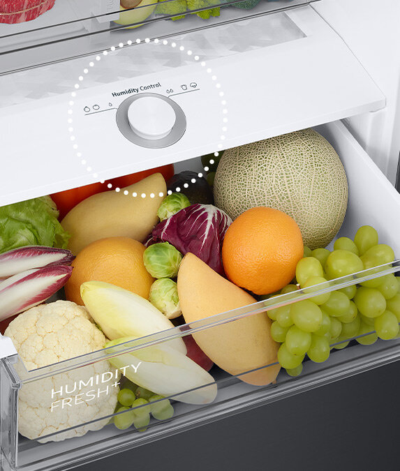 Na zdjęciu podkreślono obecność pokrętła do regulacji poziomu wilgotności w szufladzie na owoce i warzywa