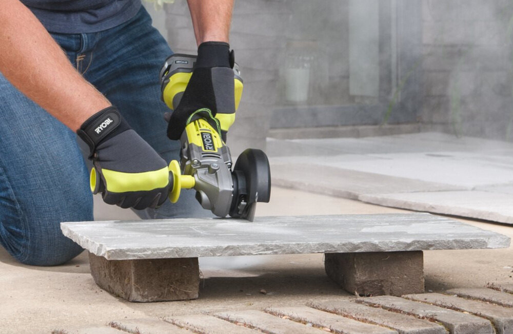 Szlifierka kątowa RYOBI R18AG7-140S ergonomiczna rękojeść typu GripZone antypoślizgowa powłoka 3-pozycyjna rękojeść boczna