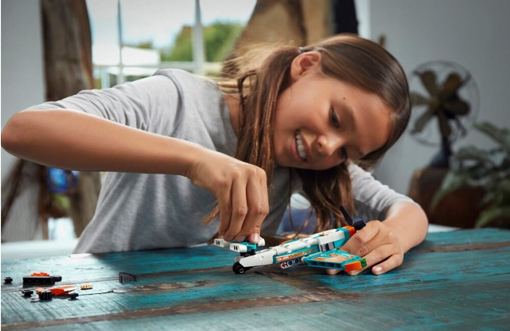 LEGO Technic Samolot wyścigowy 42117 Trenowanie wielu cennych umiejętności