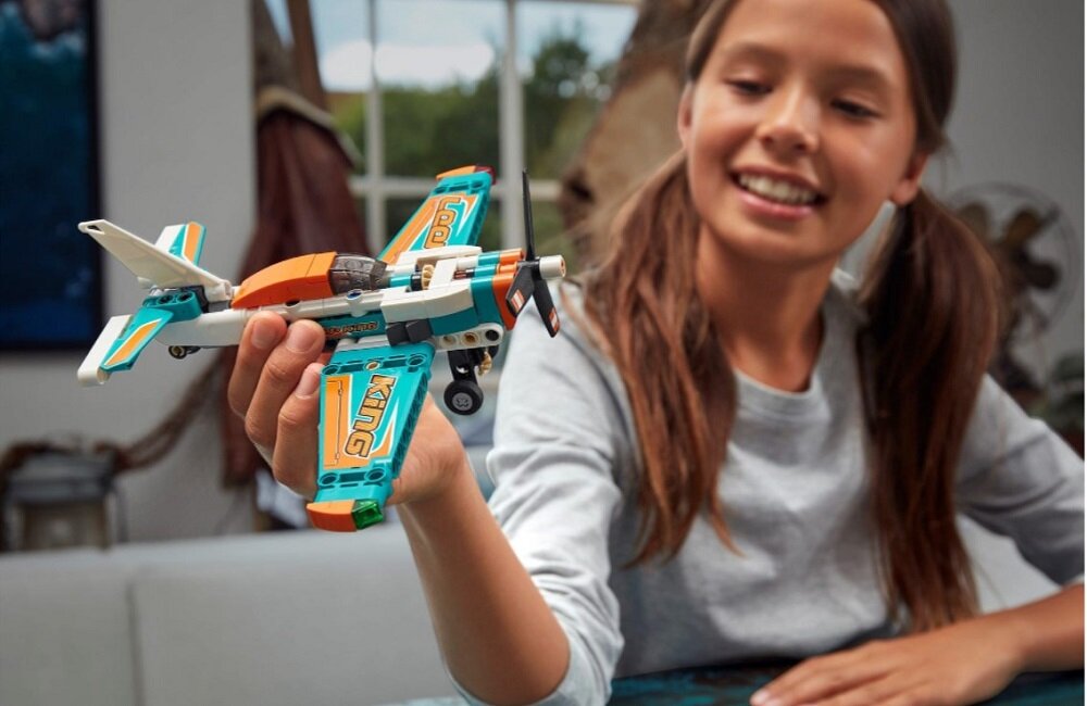 LEGO Technic Samolot wyścigowy 42117 Spełnianie surowych standardów w zakresie jakości