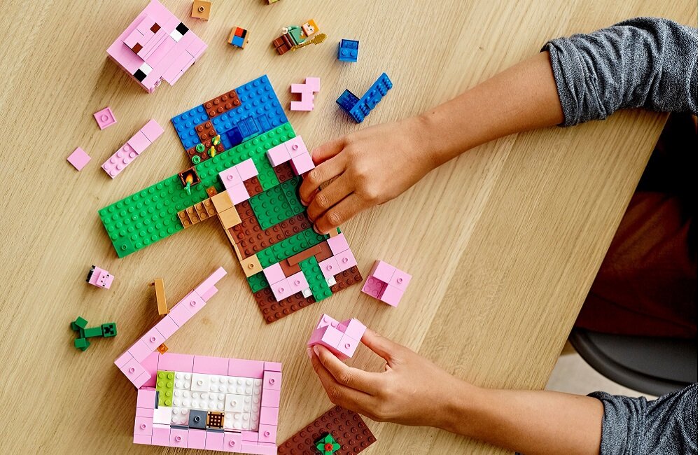 LEGO Minecraft Dom w kształcie świni 21170 Wspaniała pasja tworzenia składa się z aż 490 elementów