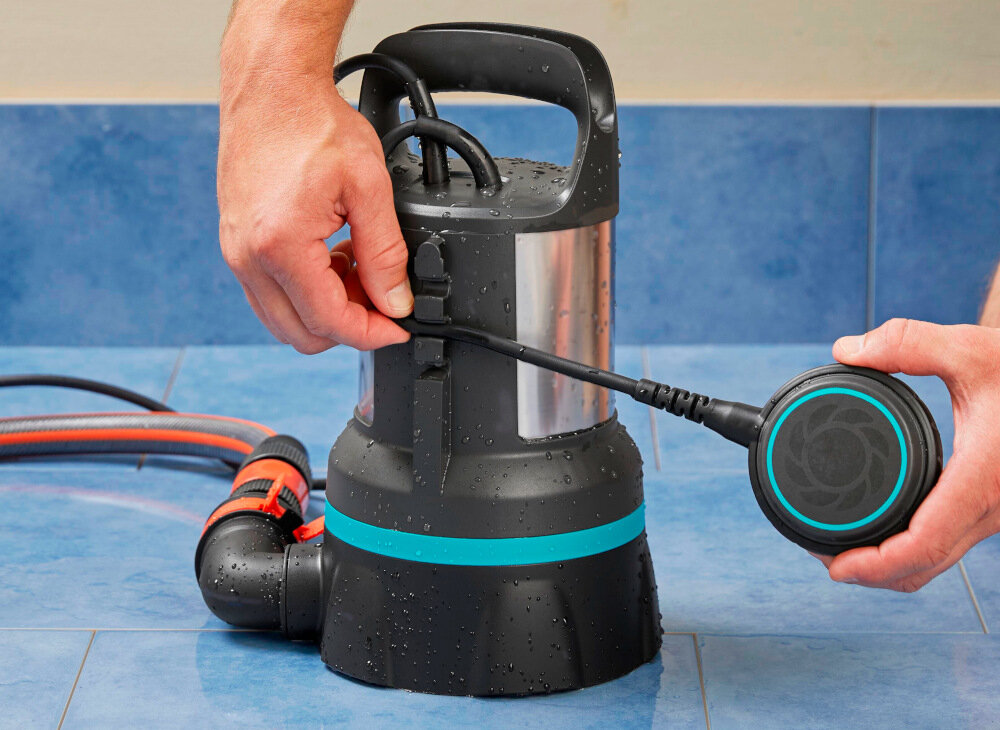 Pompa do wody GARDENA 09032-20 elektryczna dwa sposoby sterowania tryb automatyczny za pomoca wlacznika plywakowego regulacja poziomu wody w jednej z jednej z trzec wysokosciach wlacznik na obudowie praca a trybie ciaglym ustawiany recznie