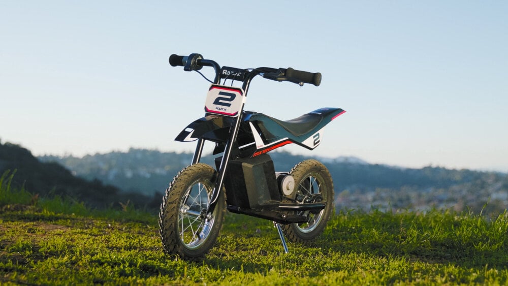 Motorek dla dziecka RAZOR Dirt Rocket MX125 Czarno-czerwony stworzony z myślą o budowaniu pewności za kierownicą od najmłodszych lat silnik dostosowany do rozmiarów profilowane siedzisko czułe hamulce dla dzieci powyżej 7 roku życia