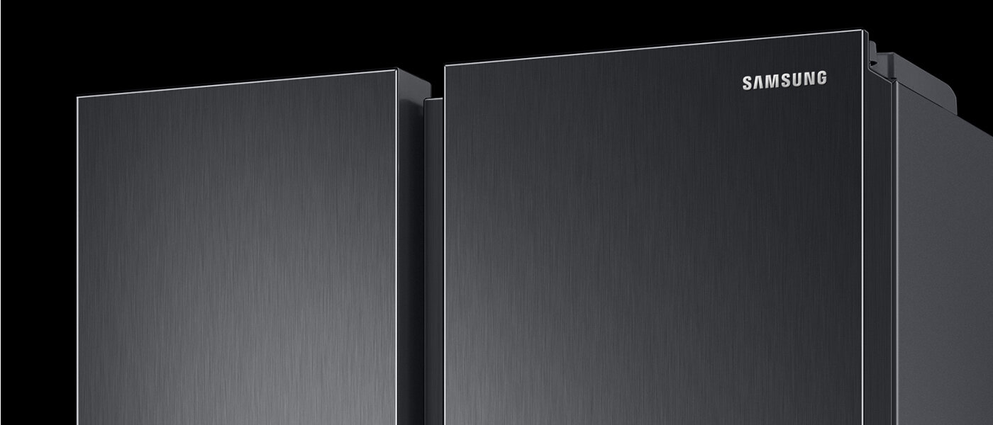 Zbliżenie na front lodówki w kolorze grafitowej stali i z logiem Samsunga