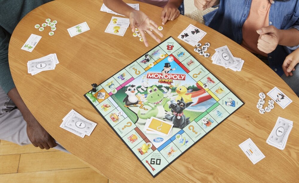 Gra planszowa HASBRO Monopoly Junior  pionki plansza elementy zasady zabawa rodzina wieczór przyjaciele rozrywka 