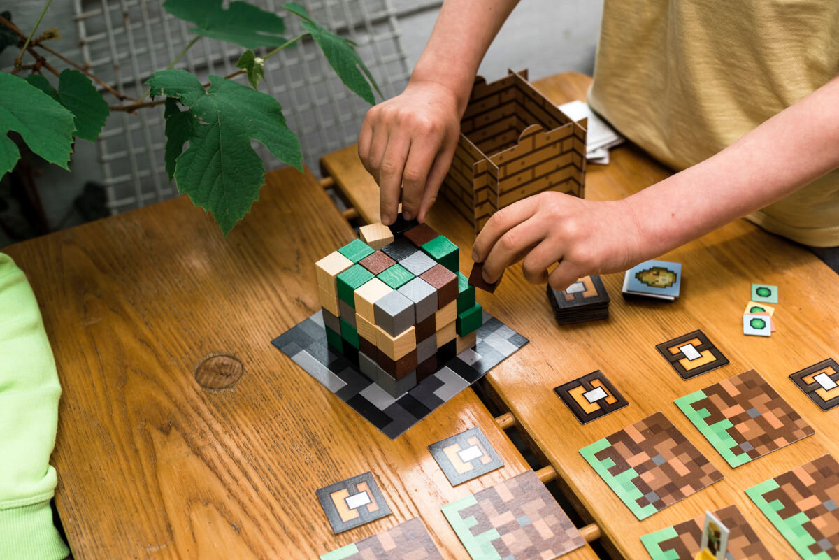 Gra planszowa RAVENSBURGER Minecraft estetyka gry komputerowej wyglad