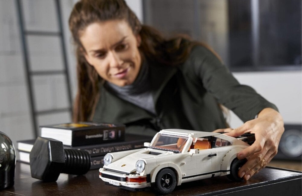 LEGO Creator Porsche 911 10295 Doskonały sposób na relaks oderwanie się od zgiełku dnia codziennego Przygotowany specjalnie dla miłośników klasycznych samochodów