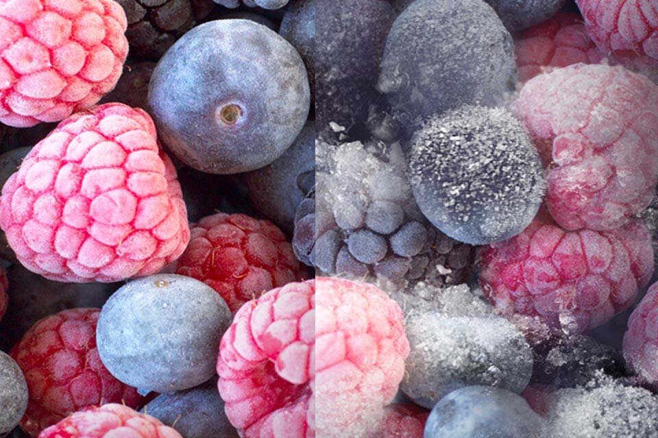 Zdjęcie przedstawia porównanie między owocami trzymanymi w lodówce z technologią No Frost a owocami trzymanymi w lodówce pozbawionej technologii No Frost.