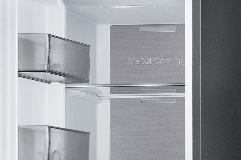 Widoczny na zdjęciu panel Metal Cooling, umieszczony na tylnej ściance lodówki, redukuje wahania temperatur obniżając prawdopodobieństwo psucia się przechowywanej żywności