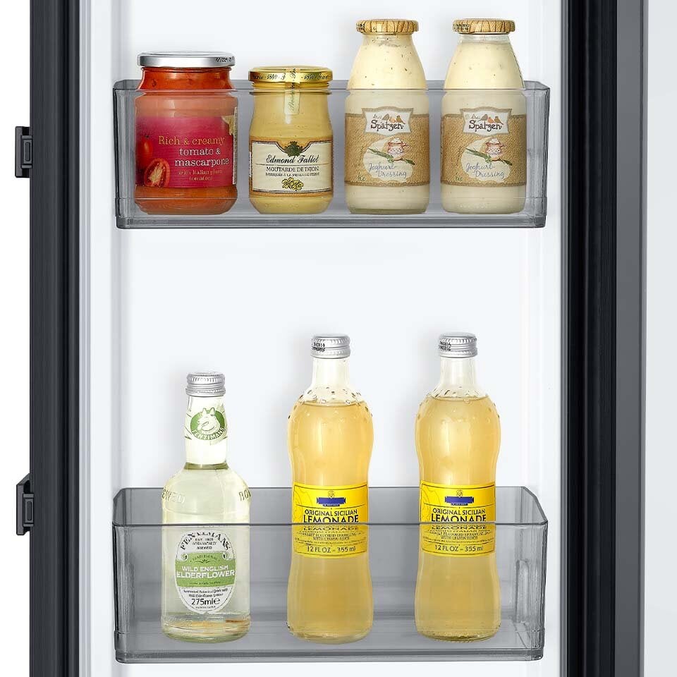 Widoczne na zdjęciu pojemniki na drzwiach umożliwiają wygodne przechowywanie w chłodziarce Samsung pojemników i artykułów o różnych rozmiarach