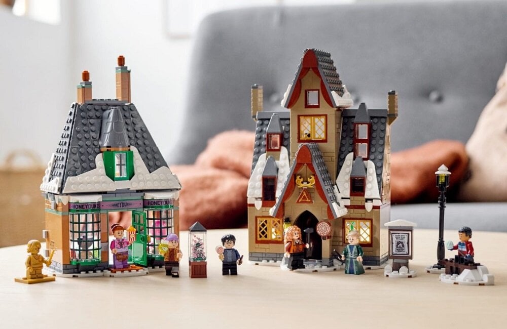 LEGO Harry Potter Wizyta w wiosce Hogsmeade 76388 Czarodziejski zestaw do zabawy jak i ozdoby pokoju Perfekcyjny zestaw dla fanów Harryego Pottera