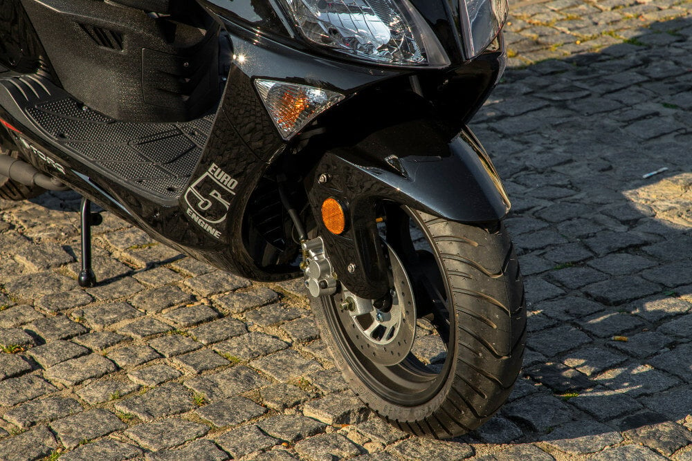 Motorower ZNEN Formax Euro 5 Czarny koła 13-calowe na przód i 12-calowe na tył podwójne amortyzatory na tylnej osi grube opony marki KENDA