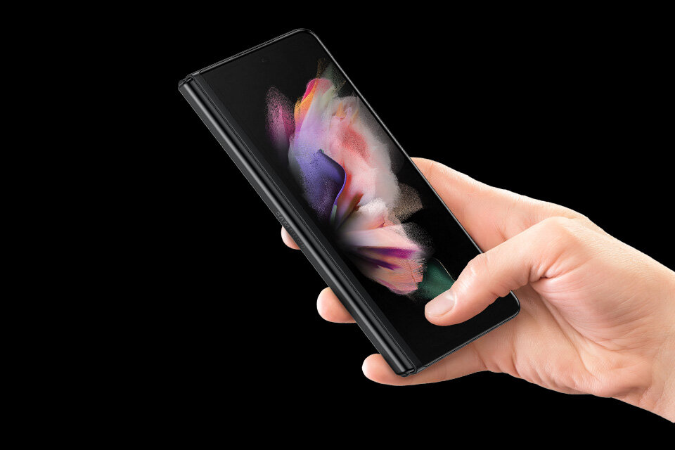 Nowy smartfon Samsung Fold - Galaxy Z Fold 3 5G - dysponuje ekranem zewnętrznym 6,2 cala, który pozwala na wygodną obsługę jedną ręką.