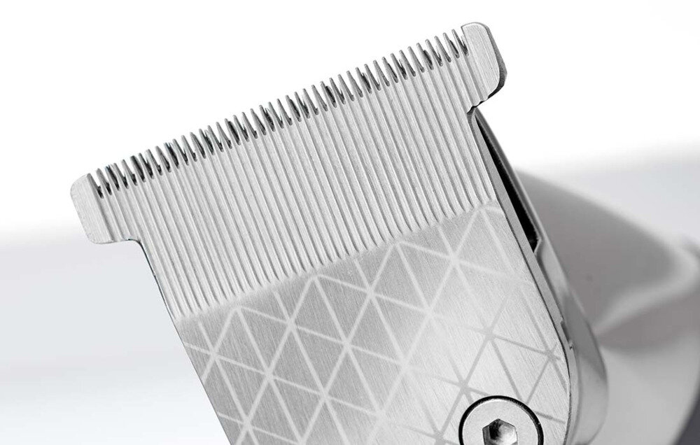 Триммер BABYLISS Super X-Metal MT996E изготовлен из высококачественной стали с лезвиями шириной 32 мм.