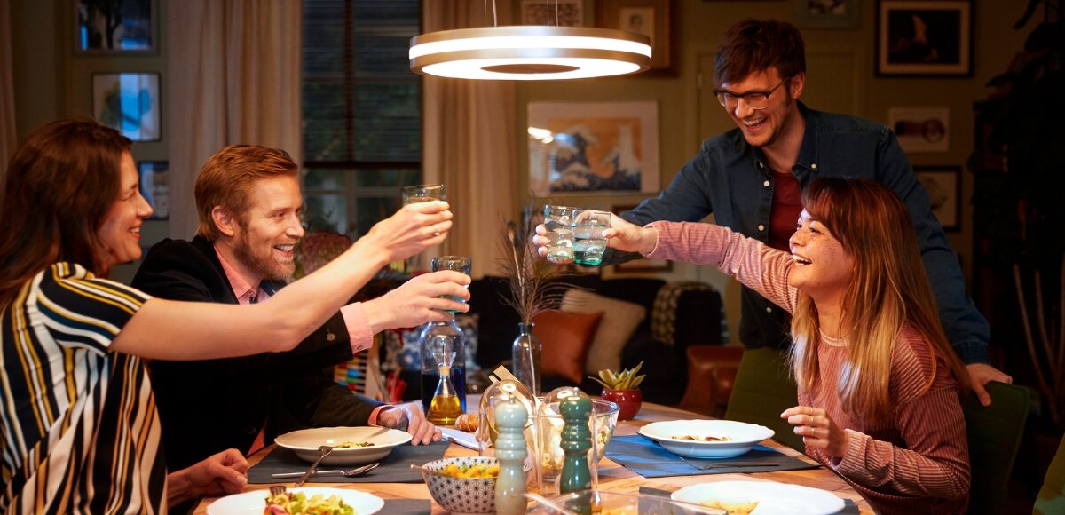 Inteligentna żarówka PHILIPS 212610 GU10 4.3W HUE prosta w obsłudze i montażu sterowana głosem poprzez Bluetooth skala temperatur barwowych od ciepłego do zimnego światła