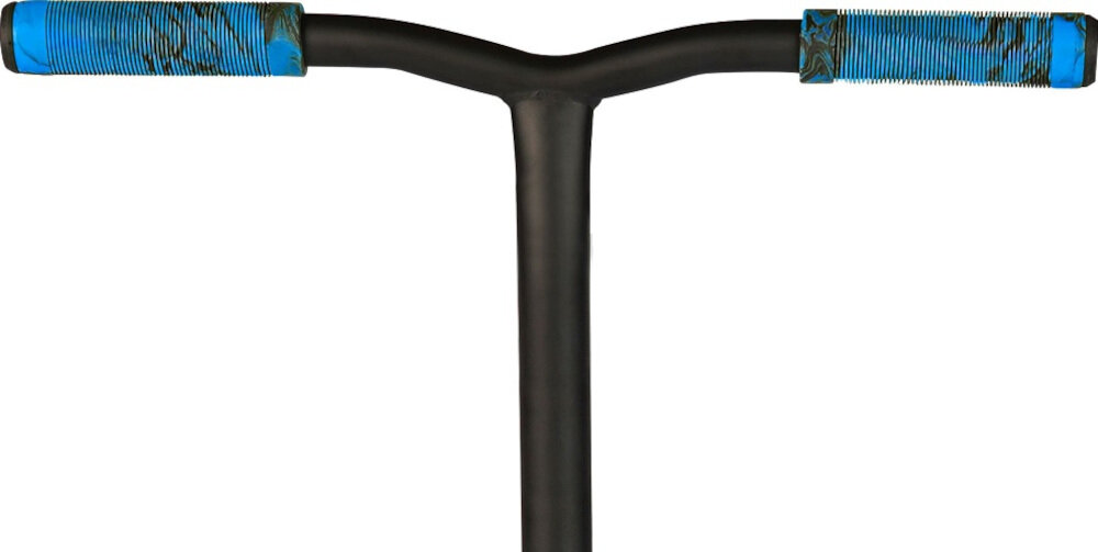 Hulajnoga wyczynowa MADD GEAR Kick Pro Niebiesko-czarny oryginalny dopracowany design wzmoncniona jednoczęściowa kierownica ze stali chromowanej T-Bar jakość trwałość wysokość od podłoża do górnej krawędzi około 78 cm bezrdzeniowy niegwintowany widelec IHC wyższa wytrzymałość uchwyty typu Squid Grips taśma Griptape z pełnym nadrukiem MGP