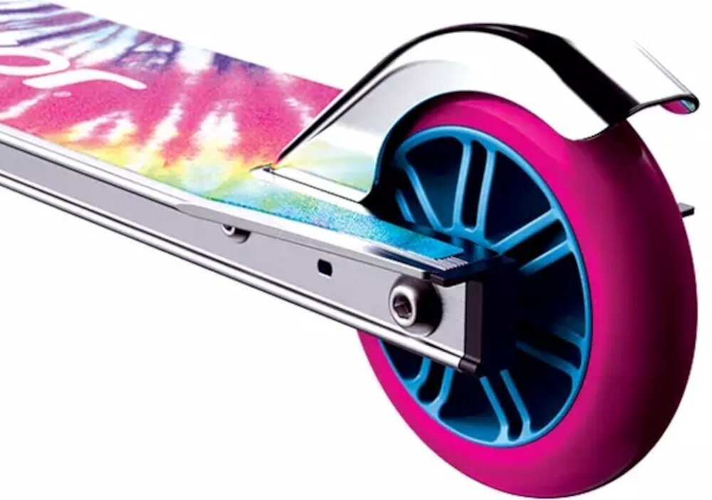 Hulajnoga dla dzieci RAZOR Tie-Dye zbliżenie na tylne koło na białym tle uretanowe koła z łożyskami ABEC-5 płynna jazda trwałość średnica 100 mm stabilna jazda łatwe manewrowanie odporne na ścieranie i dobrze tłumią wstrząsy