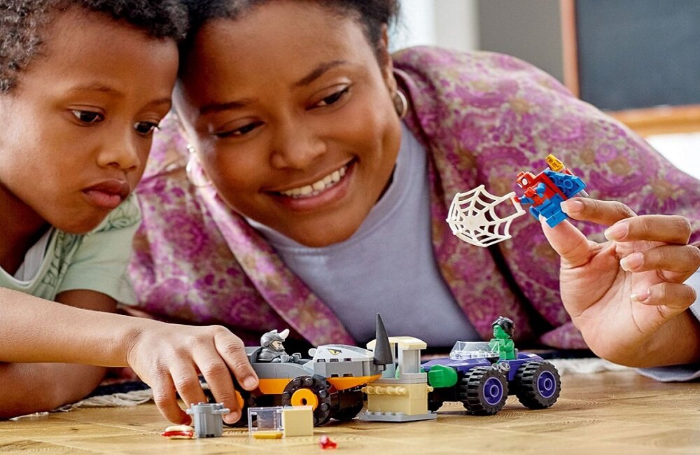 LEGO Spider Man Hulk kontra Rhino starcie pojazdów 10782 Niezmiennie wciągająca zabawa dla dzieci powyżej 4 roku życia składa się ze 110 elementów wymiary