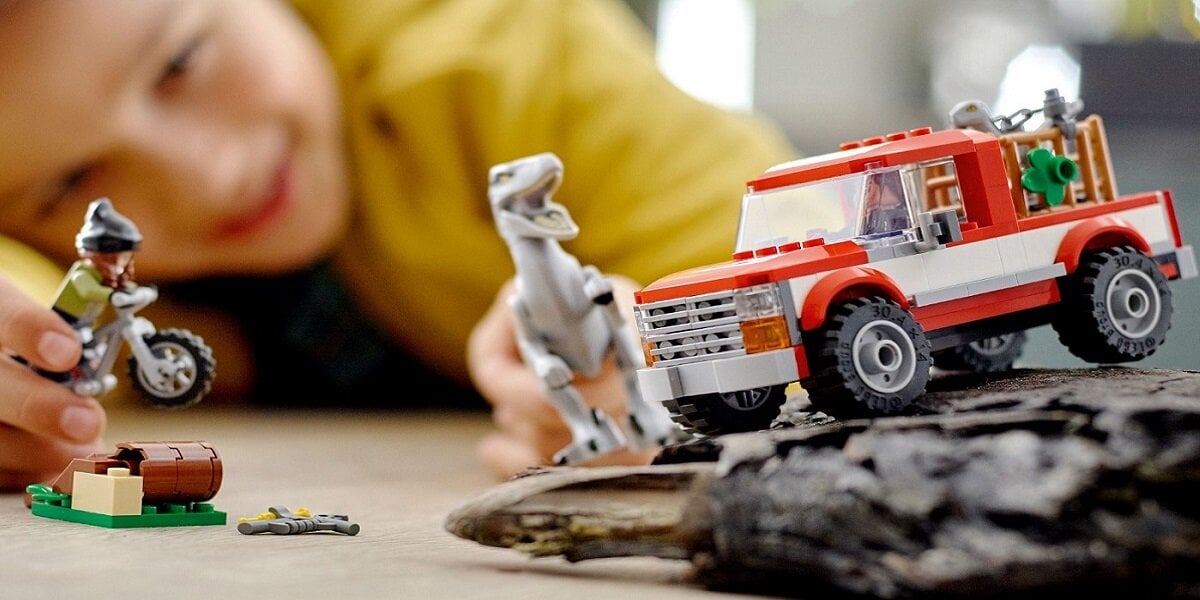 LEGO Jurassic World Schwytanie welociraptorów Blue i Bety 76946 Pełen akcji zestaw z dinozaurami i furgonetką Przyjemność budowania, długie godziny zabawy