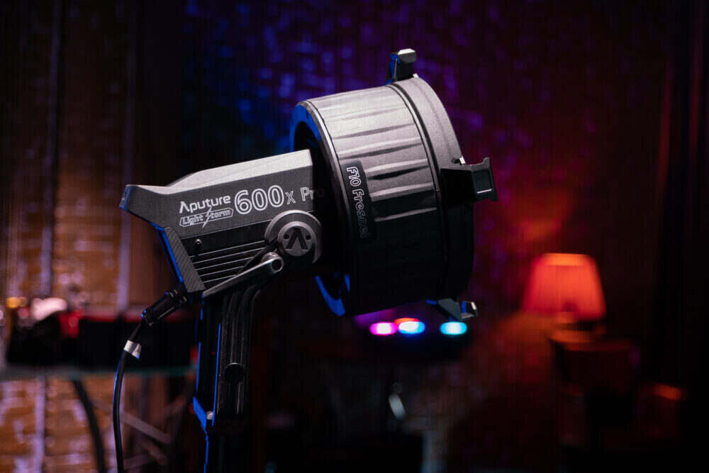 Lampa LED APUTURE Light Storm LS 600X Pro   barwa jasność zasilanie bateria montaż aparat zdjęcia filmy obsługa regulacja waga led wymiary 