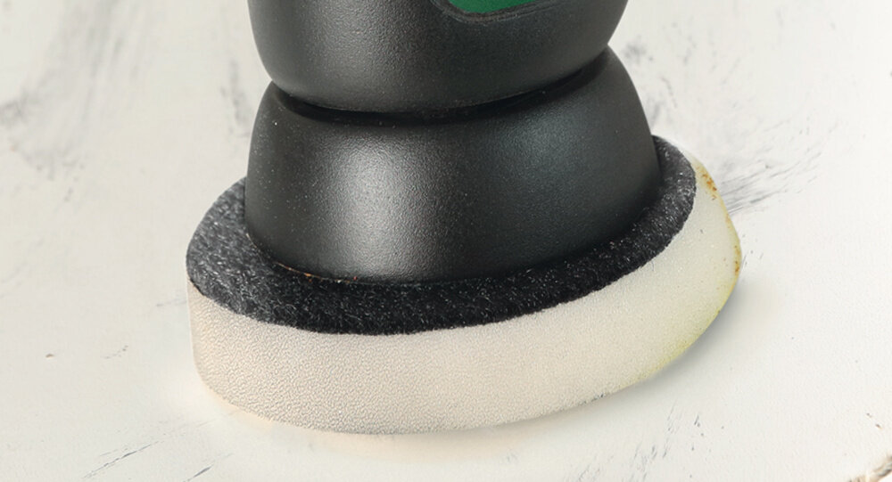 Zmywak kuchenny BOSCH UniversalBrush 1600A023L2 3 pomieszczenie zbliżenie na pad przymocowany do uchwytu BOSCH biała struktura sztuki skuteczne czyszczenie uniwersalne zastosowanie