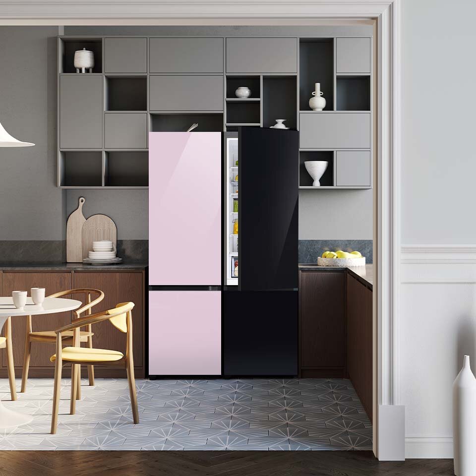Na zdjęciu widoczna jest lodówka Samsung BESPOKE model RB38A6B2E22 w eleganckiej kuchni. Lewa strona lodówki ma kolor eleganckiej lawendy, a po prawej znajdują się elementy w kolorze głębokiej czerni