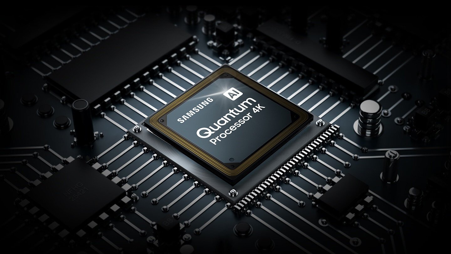 Chip procesora telewizora QLED. Na jego wierzchu widać logo Samsung oraz logo procesora Quantum Lite 4K. Q77BATXXH