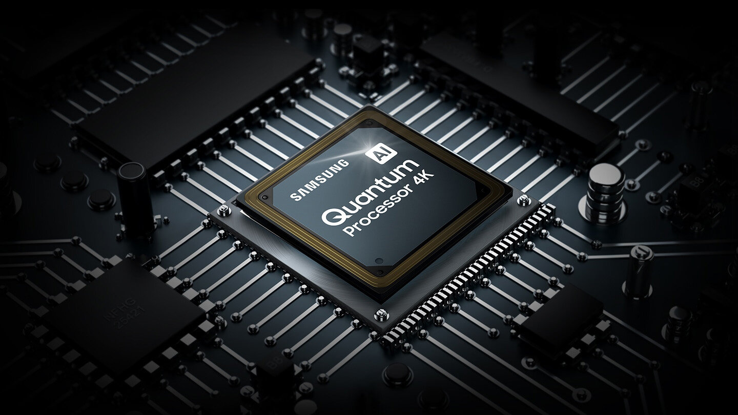 Chip procesora telewizora QLED. Na jego wierzchu widać logo Samsung oraz logo procesora Quantum Lite 4K. Q70BATXXH
